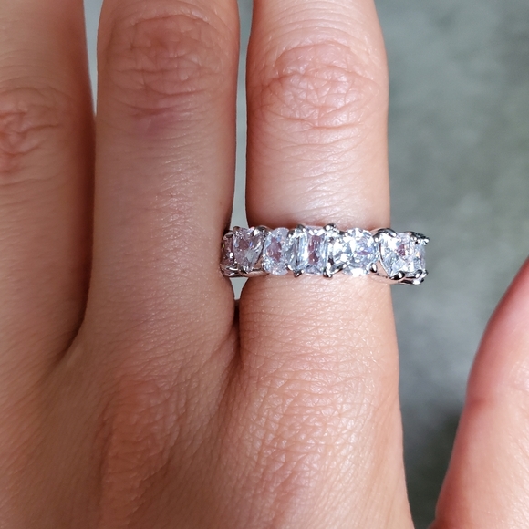 New Elegant Wedding/Enagagement Ring Band - Picture 4 of 9